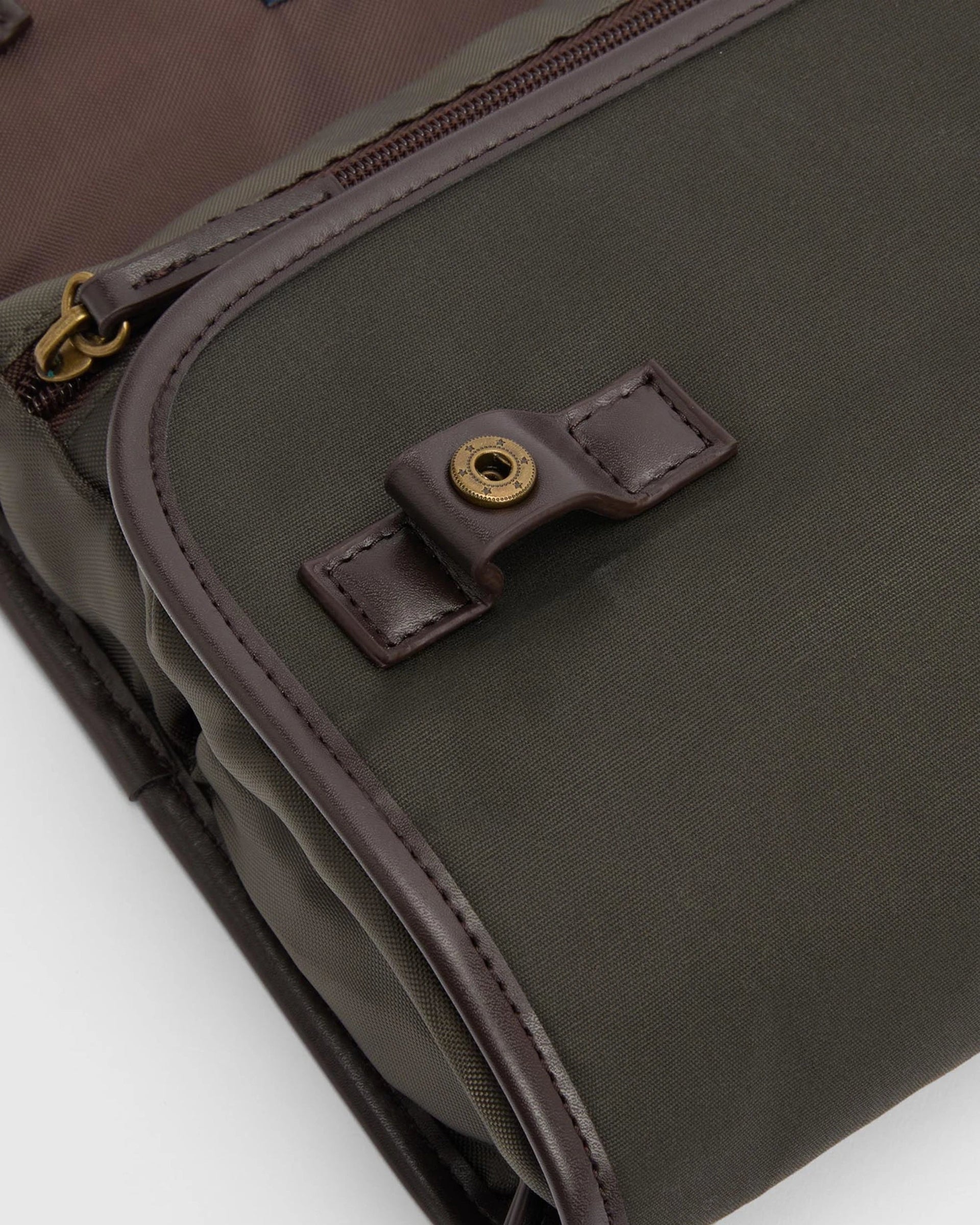 Waxed Hanging Washbag | Barbour Barbour