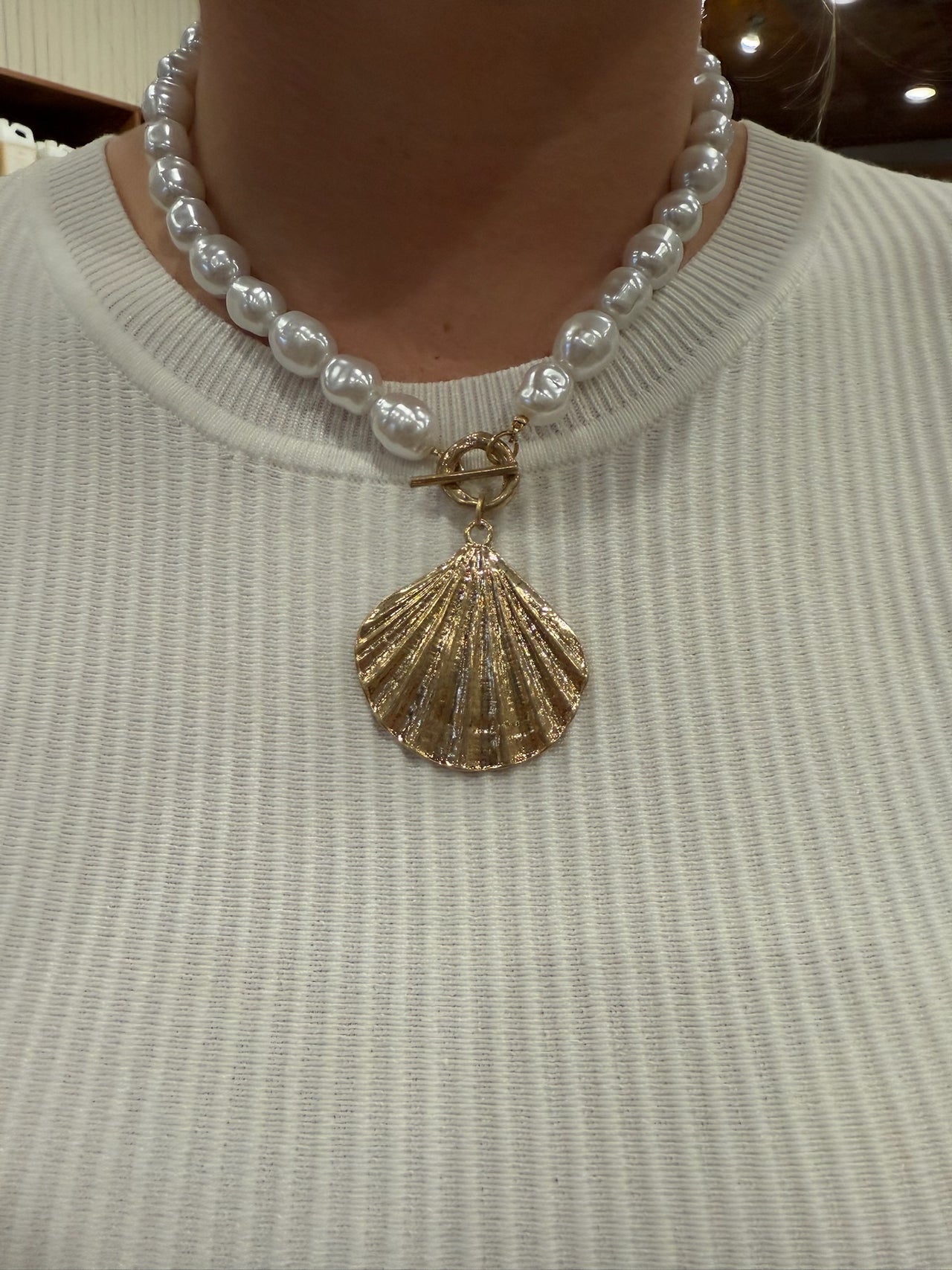 Pearl/Shell Pendant Necklace