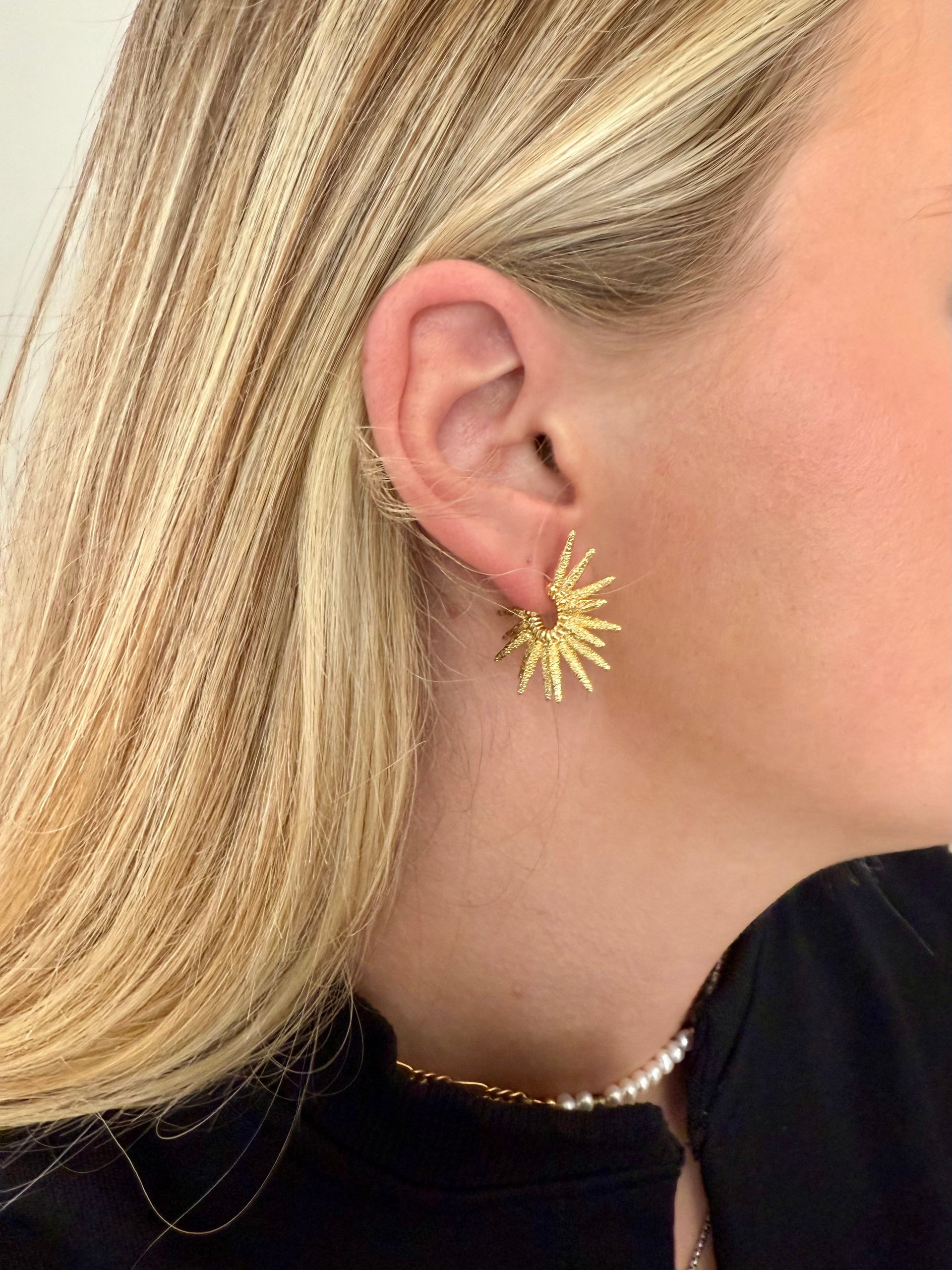 1 GPL MATTE SUNBURST HOOP GOLD Tricia Ryan